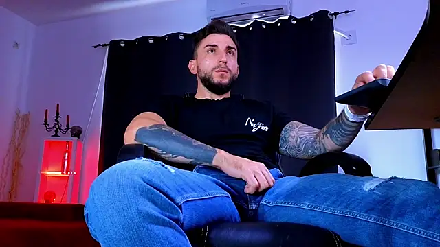 MightyAaron66 live cam on StripChat