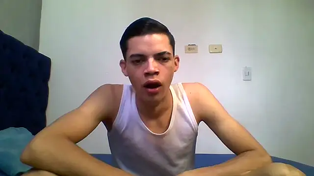 Latinos_2001 live cam on StripChat