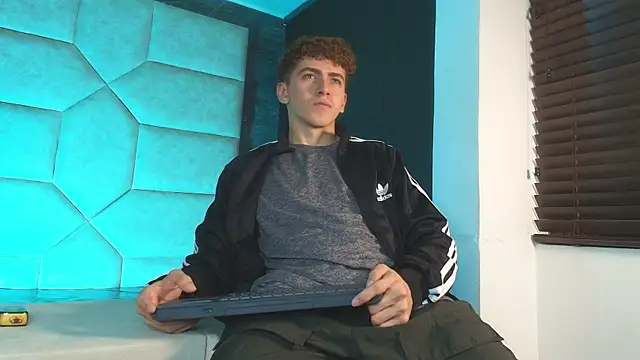 Tyler_Mcrey live cam on StripChat