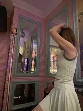 Live webcam thumbnail of elleShow featuring #lovense, #hd and #mobile