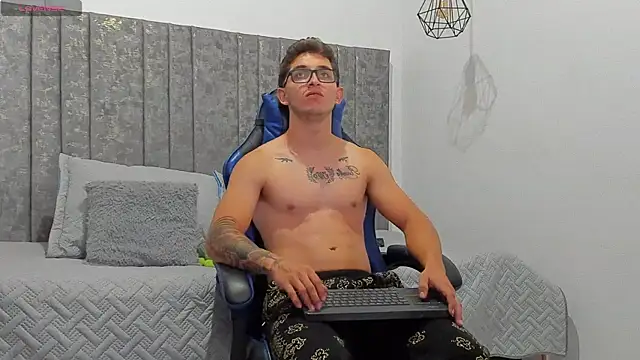 Calvin_Hunter webcam