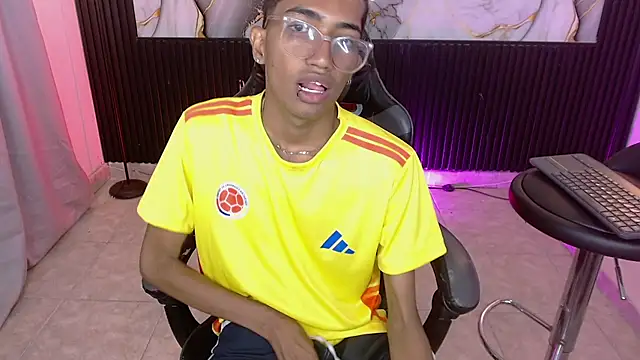 triiangel_latinboy webcam