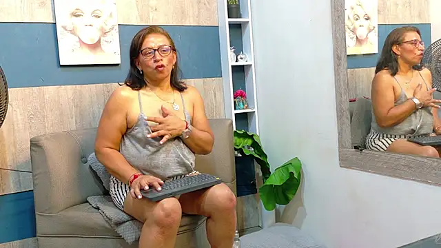 SoffieMature live cam on StripChat