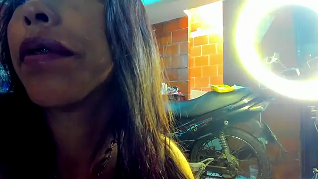 Emma__cumlovee webcam