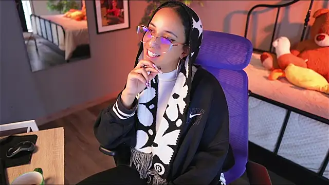 millie_volturi (F young) - I show middle fingers on boobs