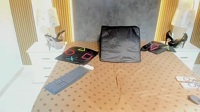 NahomyOwen webcam