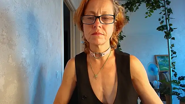 Миниатюра прямого эфира LioraWeiss с #petite и #hd