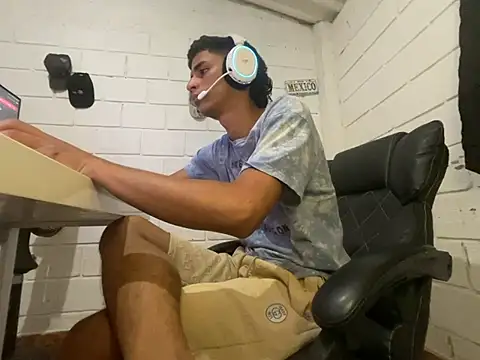Max_TheHorseDick live cam
