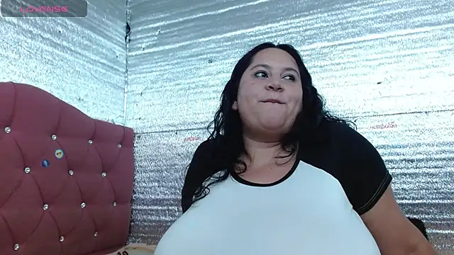 EMILY-NESSA live cam on StripChat