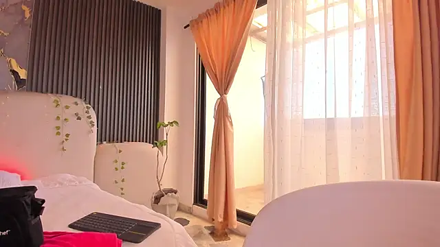 CarolineFyre webcam