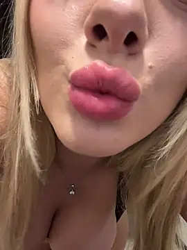 FrancescaNappi live cam on StripChat