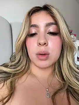 Cloee_Rainbow1 live cam on StripChat