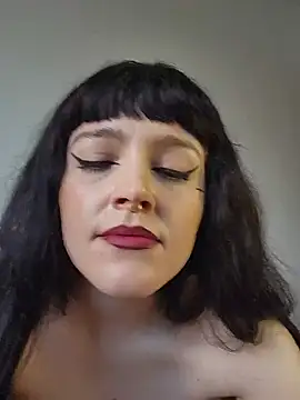 Mommynatrix live cam on StripChat