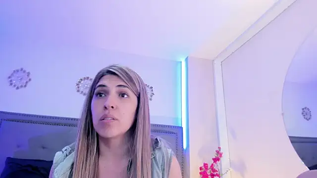 EvaaLovia1 live cam on StripChat