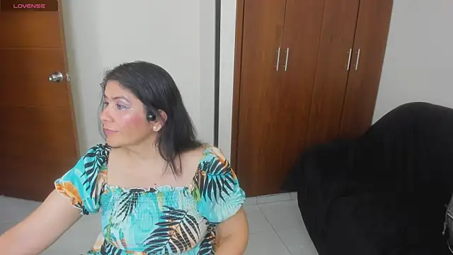 kiraGeiner live cam on StripChat
