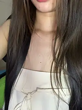 Yiyina_17 live cam on StripChat