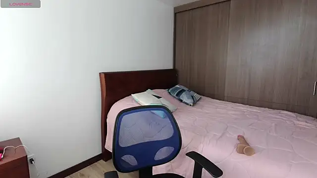 Luanarhoades live cam on StripChat
