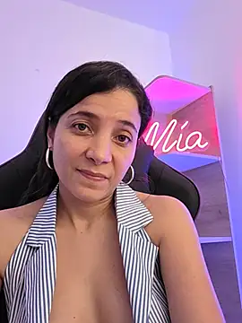 miaeyex live cam on StripChat