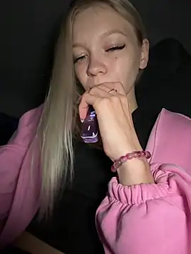Foxy_Blondie live cam on StripChat