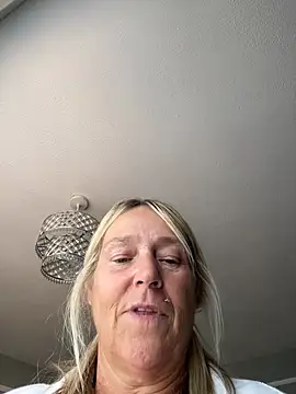 Blondnboujee53 live cam on StripChat