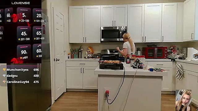 Blondiewithanass webcam