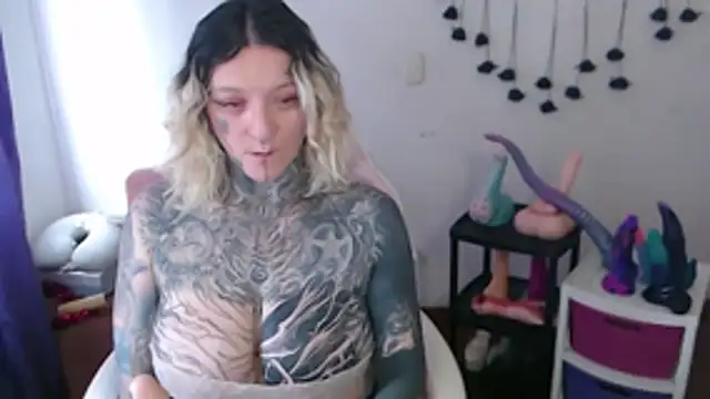 SLOPPYTITSS live cam on StripChat