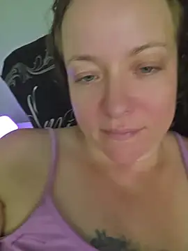 Live webcamthumbnail van julimonroe met #interactive-toys, #hd en #mobile
