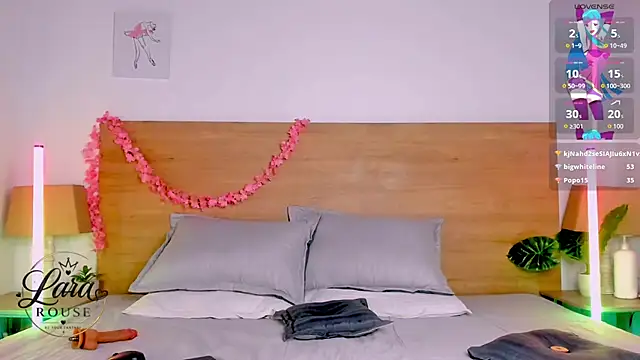 LaraRous webcam