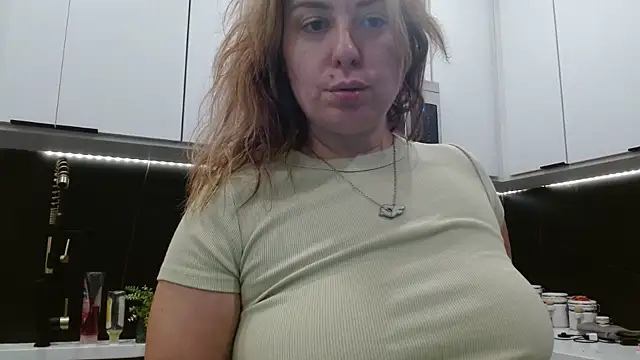 HazelSkyesChat webcam