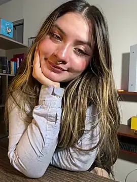 Miniatura de la webcam en directo de juanitablue con #small-tits, #hd y #mobile