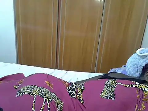 kaya_bear webcam
