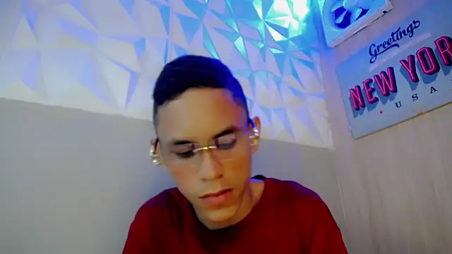 sombra_18 live cam on StripChat