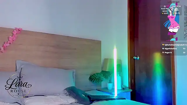 LaraRous webcam