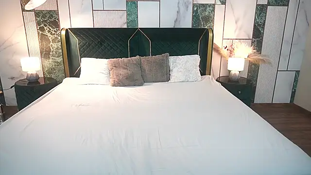 MikaFoxy webcam