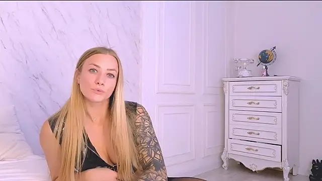 LOLALEWIS webcam