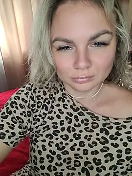 candy_queeen (F milf) - show your panties and ass