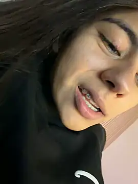 lilybeeth (F teen) - Show the tits.