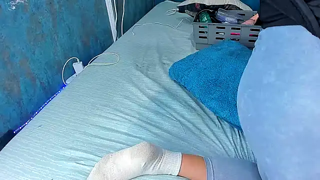 redasshottie (F young) - bottle dildo in pussy