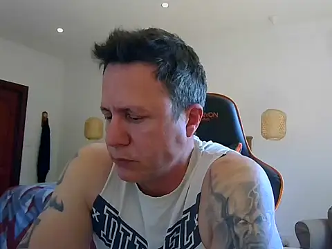 TroyDieselXXX live cam on StripChat