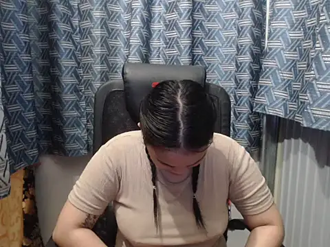 prettykrysgirl live cam on StripChat