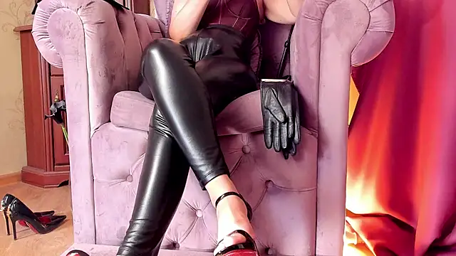 LadyLeather webcam