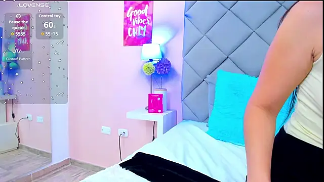 NahomyAdams webcam
