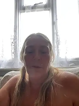 Blondnboujee53 webcam