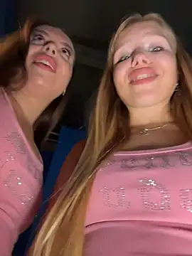 liza_risky (F young) - BOTH FLASH BOOBS IN BAR OMG