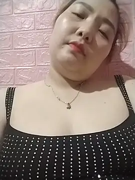 Tindraa1 live cam on StripChat