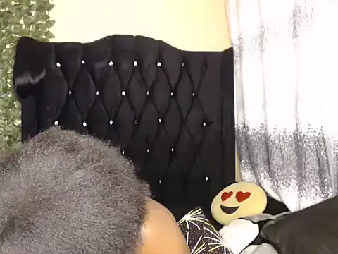 kinkyveeluvu live cam on StripChat