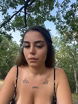 Adelle33 live cam on StripChat