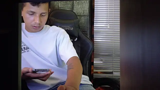 boy_bigcock24cm live cam