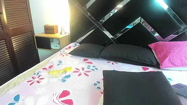 mask_red_girl webcam