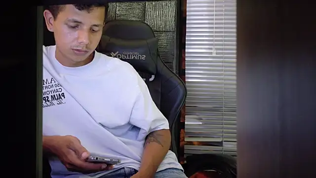 boy_bigcock24cm live cam